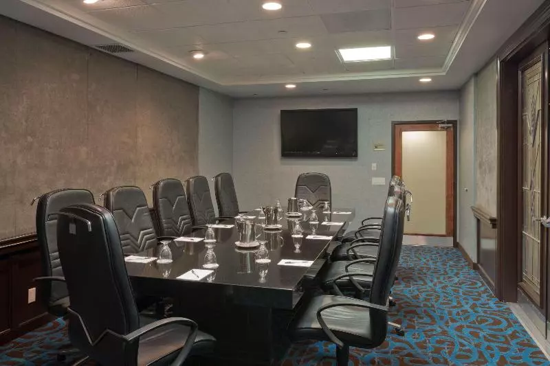 Отель Doubletree By Hilton Chatsworth