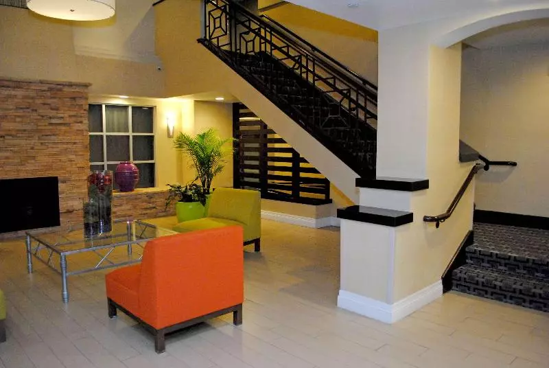 Отель Doubletree By Hilton Chatsworth