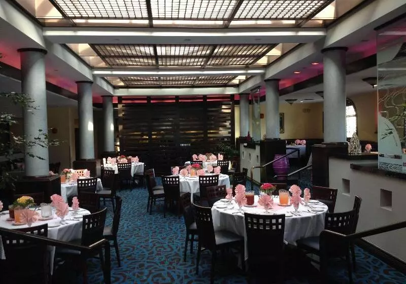 Отель Doubletree By Hilton Chatsworth