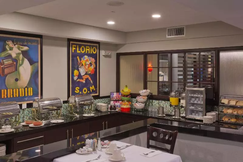 Отель Doubletree By Hilton Chatsworth