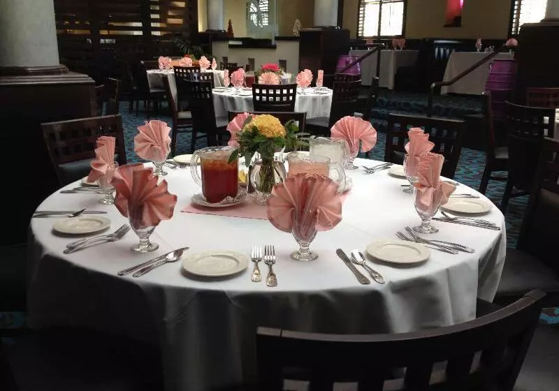 Отель Doubletree By Hilton Chatsworth