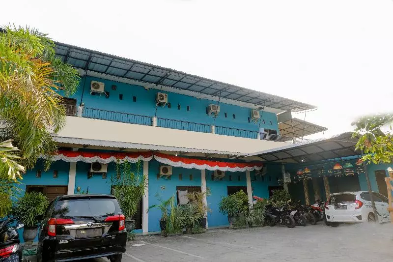 Hotelli Oyo 1784 Hj. Aniek Residence