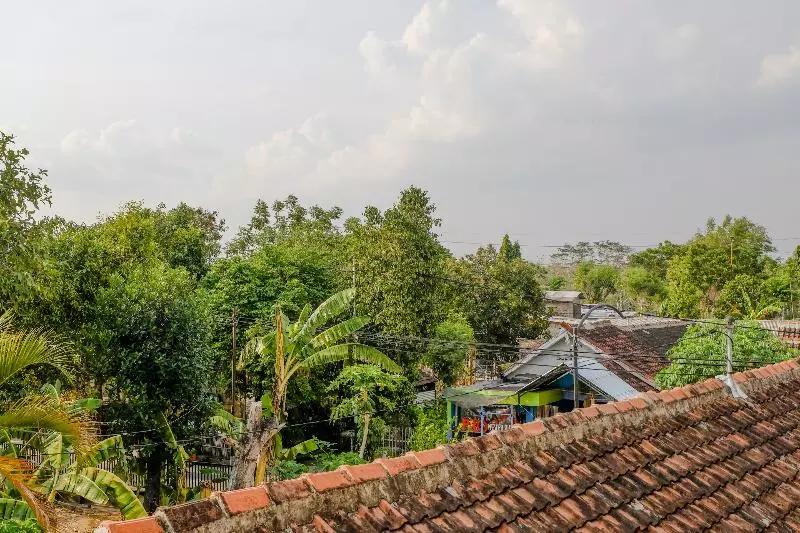 Hotelli Oyo 1784 Hj. Aniek Residence