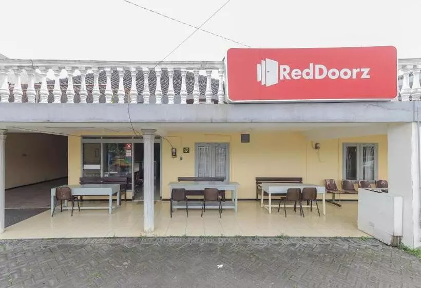 ホテル Reddoorz At Cbr Residence Blimbing