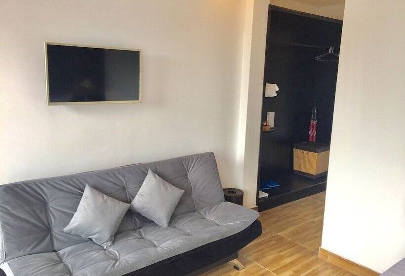 هتل The Hill Resort