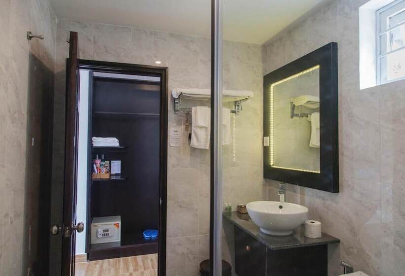 هتل The Hill Resort