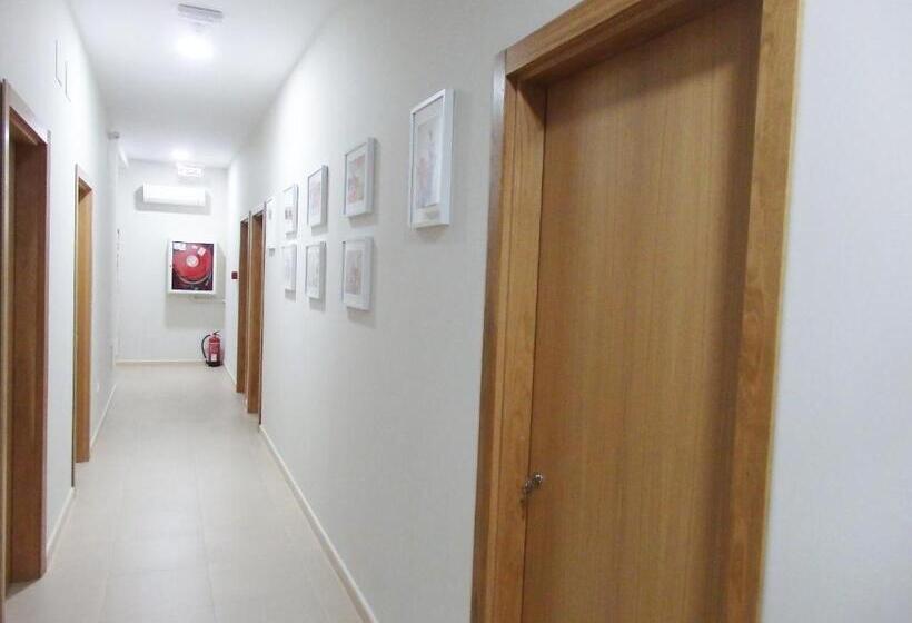 פנסיון Hostal Montemayor