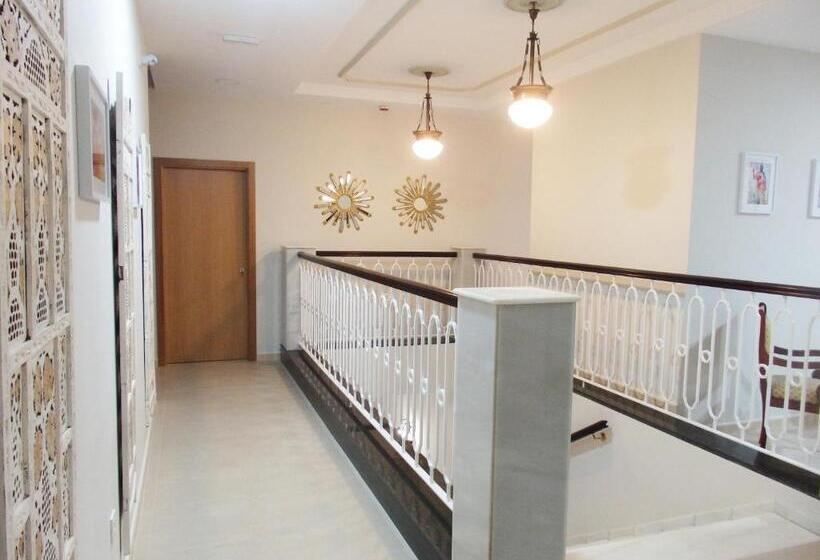 פנסיון Hostal Montemayor