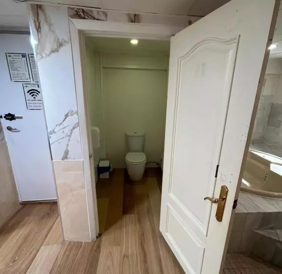 پانسیون Hostal Avenida Andalucia   Solo Adultos