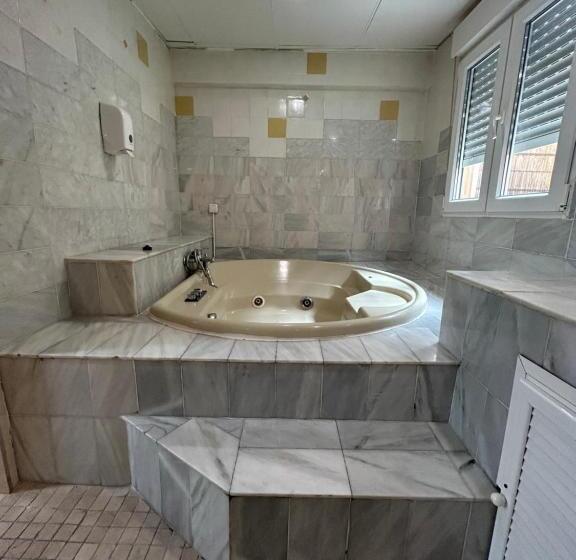 پانسیون Hostal Avenida Andalucia Solo Adultos