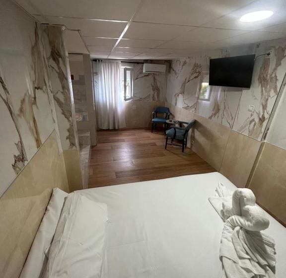 پانسیون Hostal Avenida Andalucia Solo Adultos