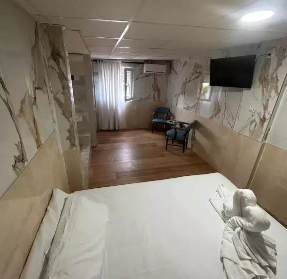 پانسیون Hostal Avenida Andalucia   Solo Adultos