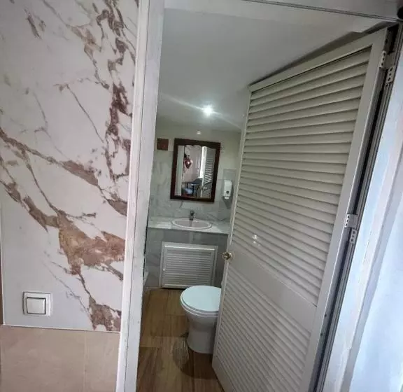 پانسیون Hostal Avenida Andalucia   Solo Adultos