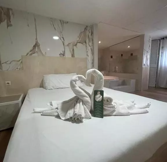 پانسیون Hostal Avenida Andalucia   Solo Adultos