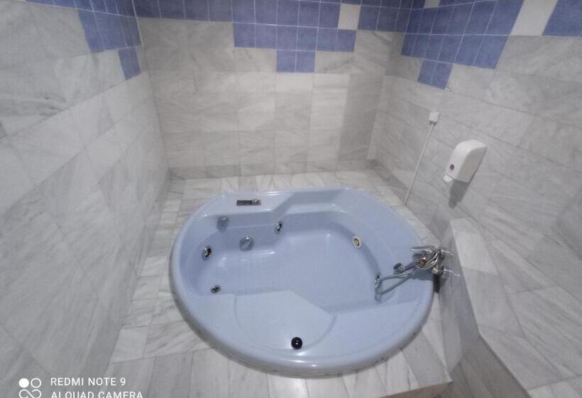 پانسیون Hostal Avenida Andalucia Solo Adultos