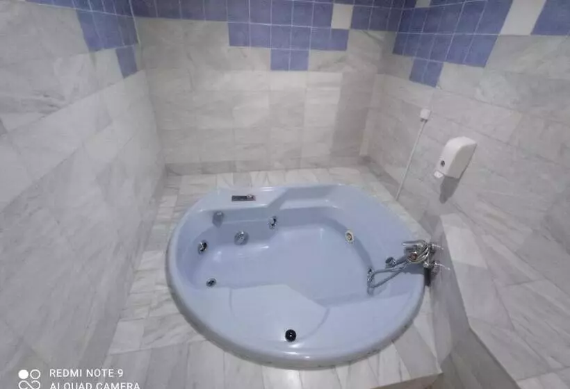 پانسیون Hostal Avenida Andalucia   Solo Adultos