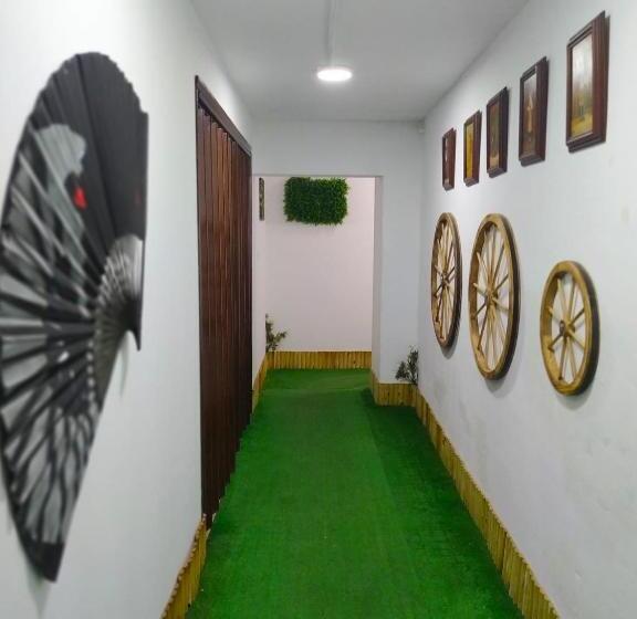 پانسیون Hostal Avenida Andalucia Solo Adultos