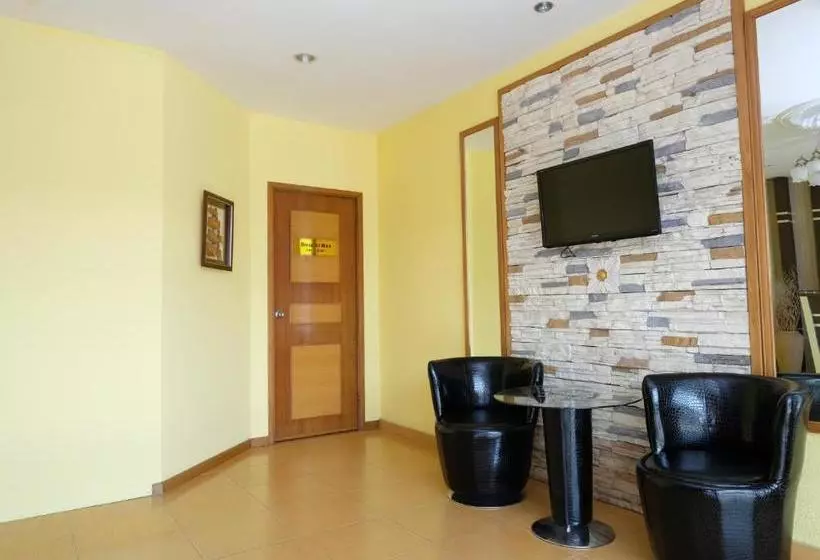 Hotelli Oyo 89352 Golden Terminal Lodge