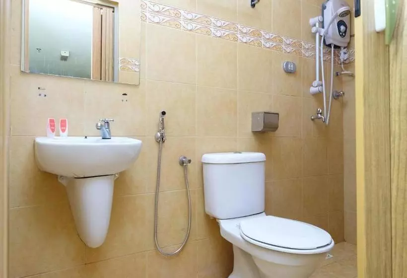 Hotelli Oyo 89352 Golden Terminal Lodge