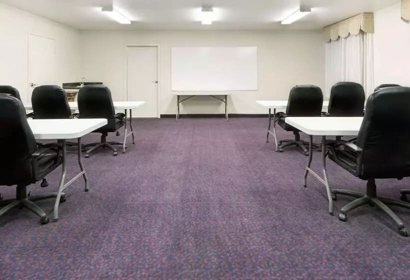 Отель Days Inn By Wyndham Dalhart