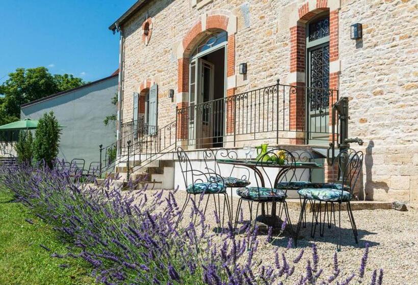 Chai Du Chateau De Morteuil