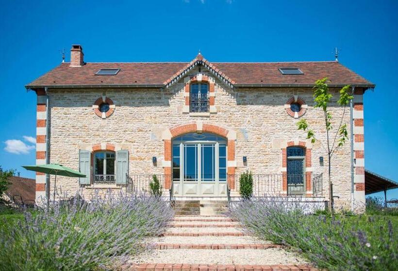 Chai Du Chateau De Morteuil