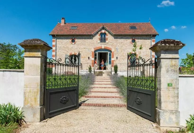 Chai Du Chateau De Morteuil