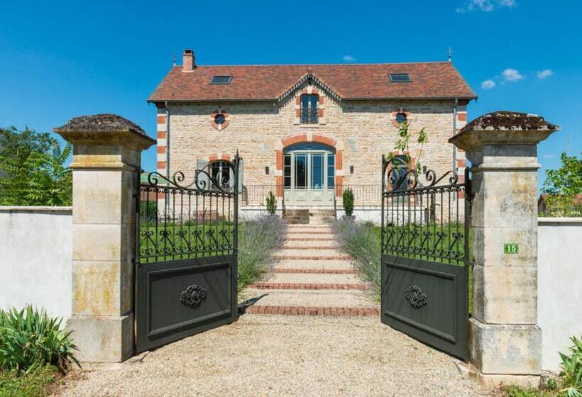 Chai Du Chateau De Morteuil