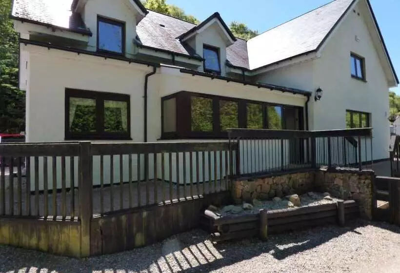 تختخواب و صبحانه The Brevins Guest House