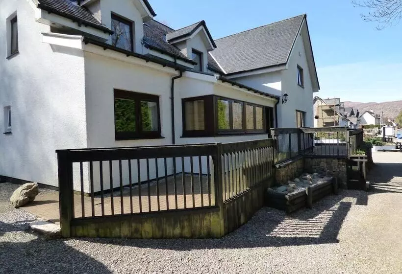 تختخواب و صبحانه The Brevins Guest House