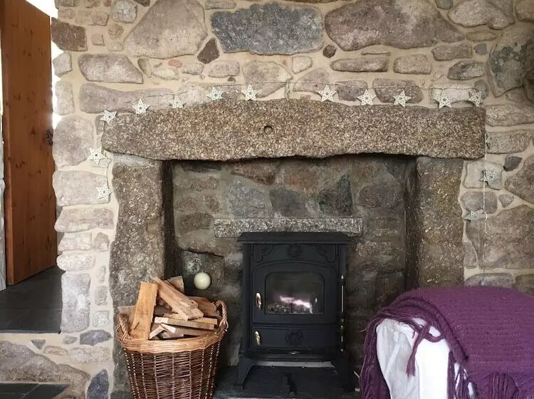 Majatalo Higher Trenear Farm B&b