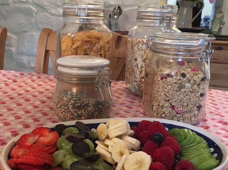 بنسيون Higher Trenear Farm B&b