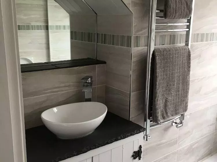 Majatalo Higher Trenear Farm B&b