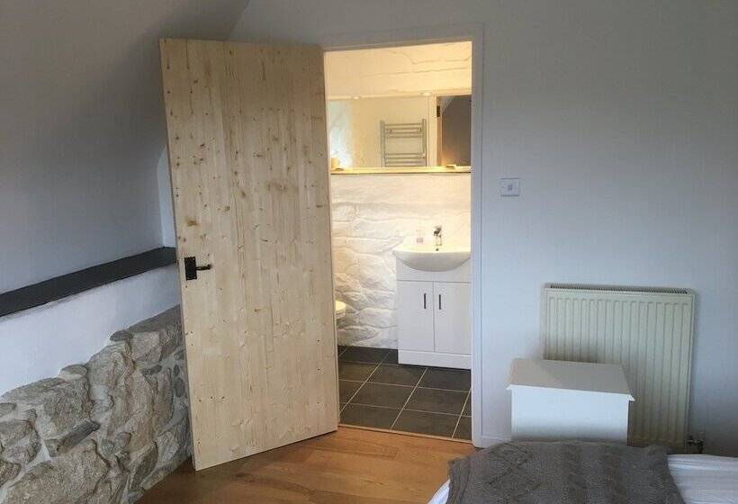 بنسيون Higher Trenear Farm B&b