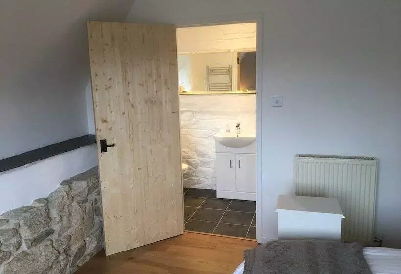 Majatalo Higher Trenear Farm B&b