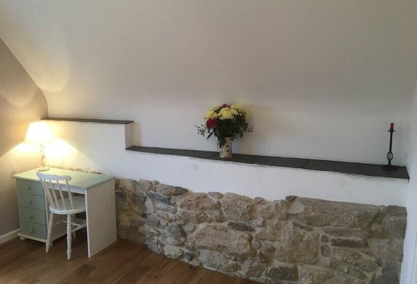 بنسيون Higher Trenear Farm B&b