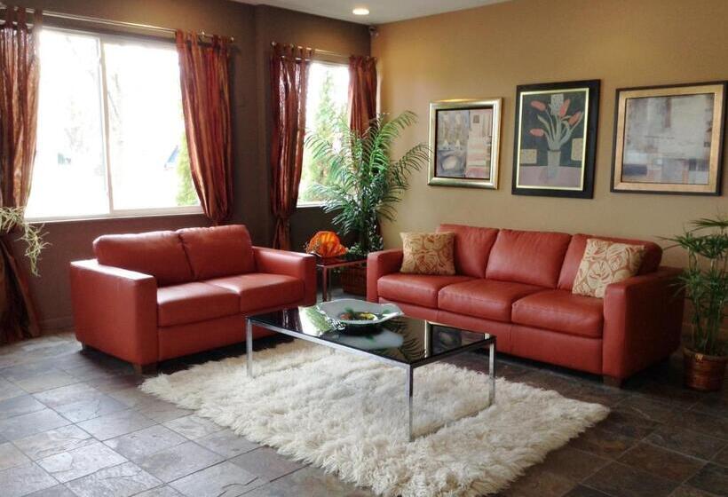 בית מלון כפרי Court Plaza Inn & Suites Of Mackinaw