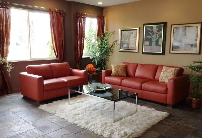 فندق Court Plaza Inn & Suites Of Mackinaw