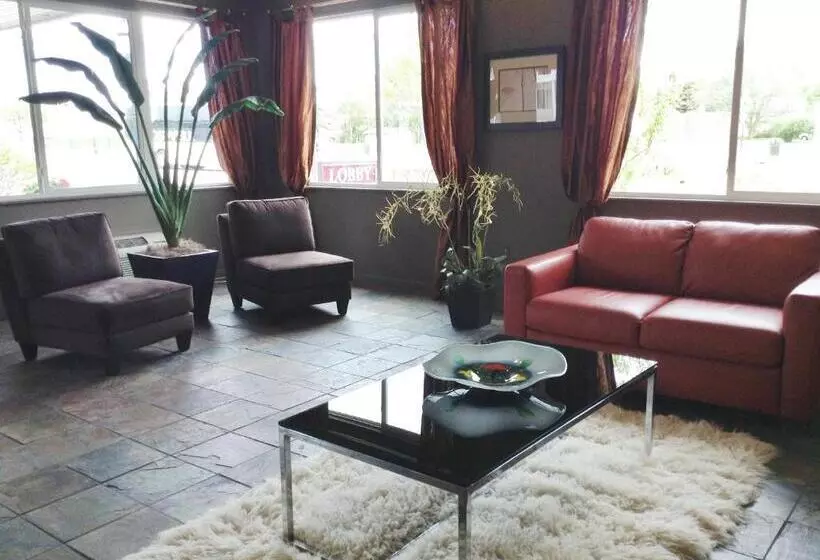 فندق Court Plaza Inn & Suites Of Mackinaw