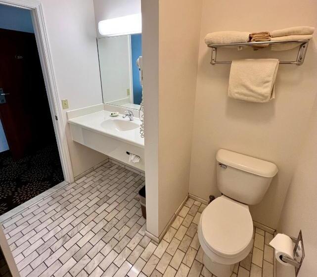 בית מלון כפרי Court Plaza Inn & Suites Of Mackinaw