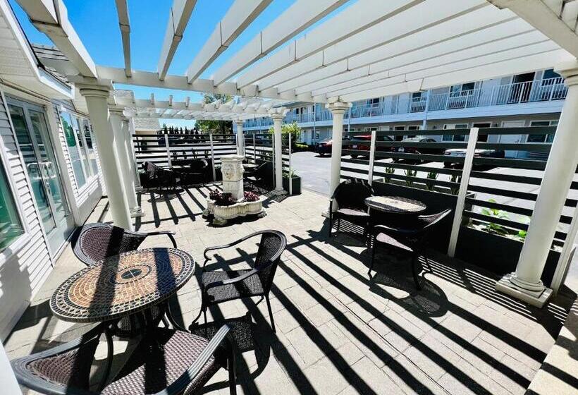 בית מלון כפרי Court Plaza Inn & Suites Of Mackinaw