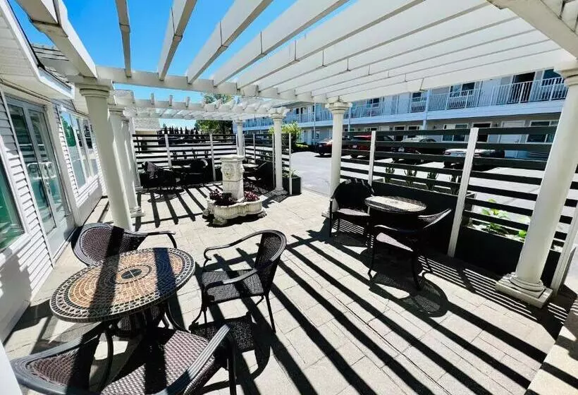 فندق Court Plaza Inn & Suites Of Mackinaw