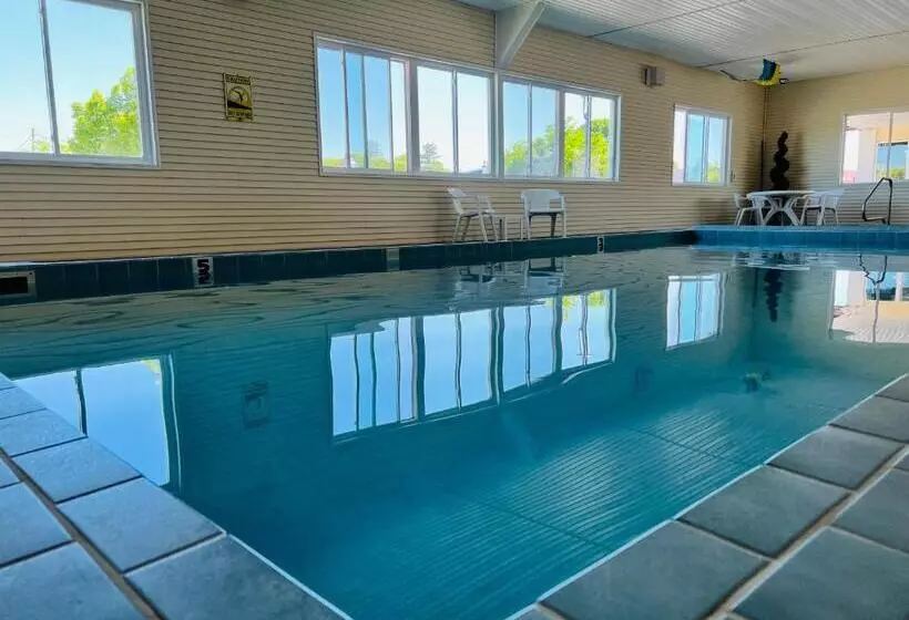 فندق Court Plaza Inn & Suites Of Mackinaw