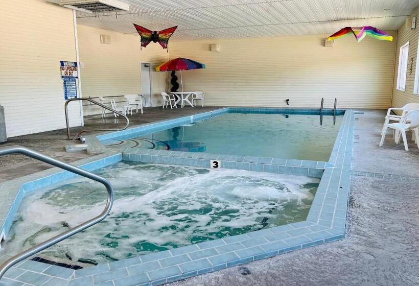 בית מלון כפרי Court Plaza Inn & Suites Of Mackinaw