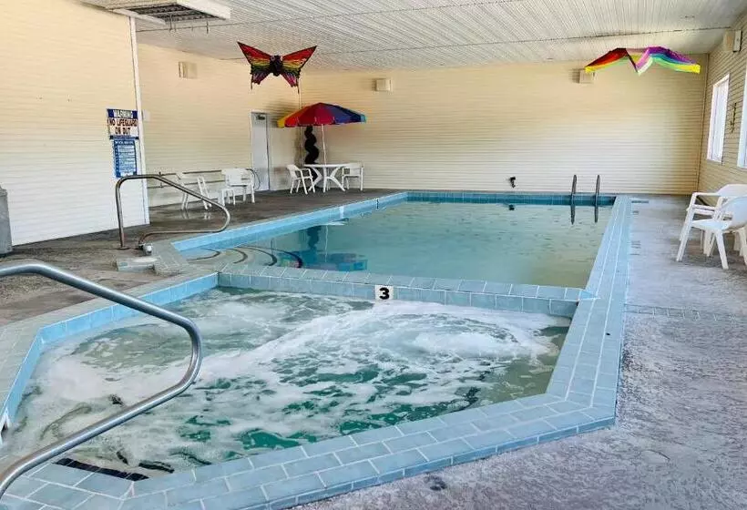 فندق Court Plaza Inn & Suites Of Mackinaw