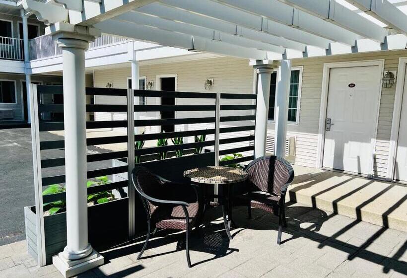 בית מלון כפרי Court Plaza Inn & Suites Of Mackinaw