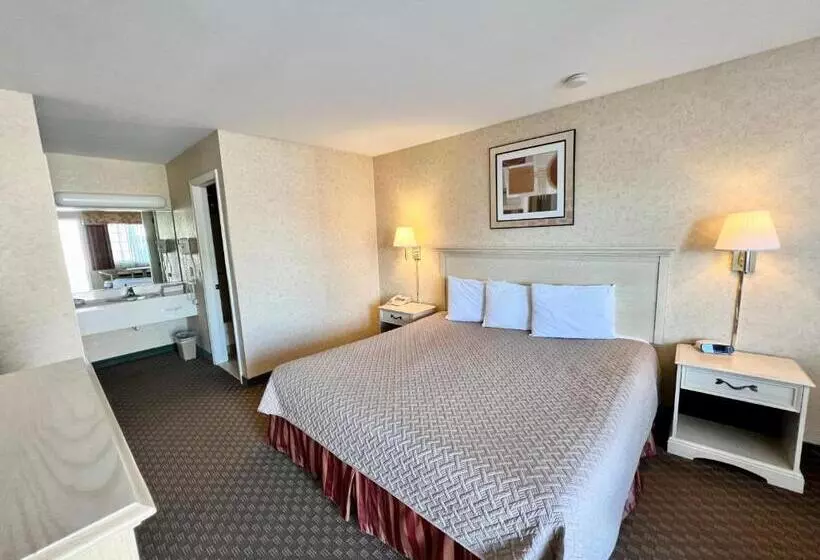 فندق Court Plaza Inn & Suites Of Mackinaw
