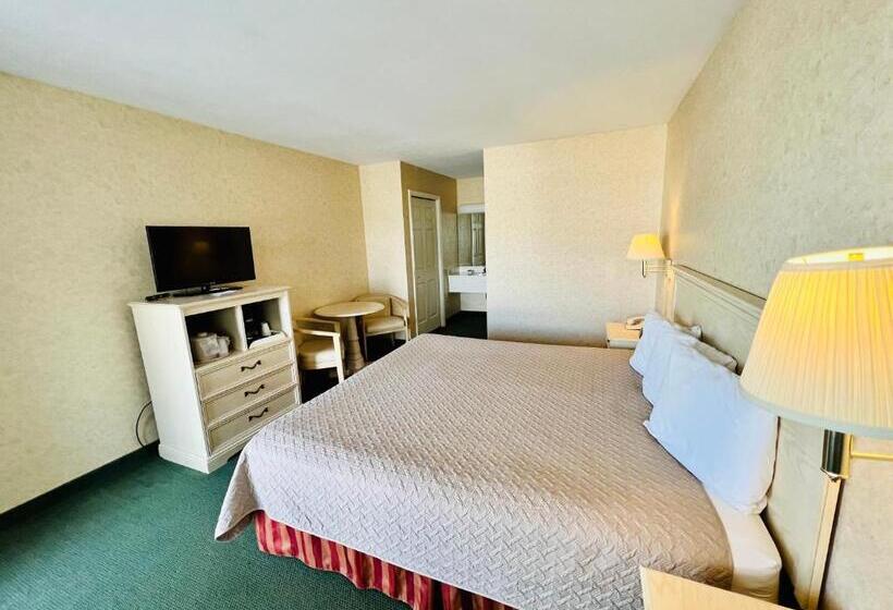 בית מלון כפרי Court Plaza Inn & Suites Of Mackinaw