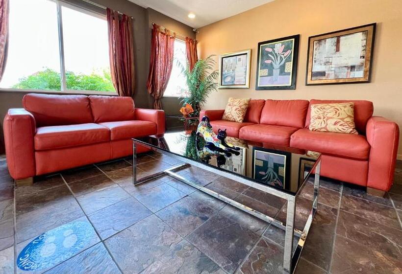 בית מלון כפרי Court Plaza Inn & Suites Of Mackinaw