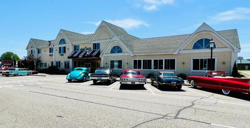 בית מלון כפרי Court Plaza Inn & Suites Of Mackinaw